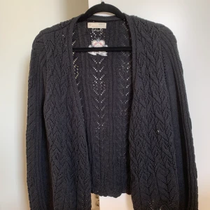 Kofta från MQ - Hjälper mamma sälja sina gamla märkeskläder. Använd men i bra skick. 350 kr inklusive frakt