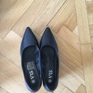 Finskor i läderimmitation aldrig använda! - Klassiska låga finskor med ormskinnsmönster på klacken. Passar både till jeans och klänning! Köpta i Köpenhamn för ett tag sedan, aldrig använda pga för små. Säljes för 150 kr eller fås gratis vid köp av ett annat par av mina skor. Möts upp i Trelleborg eller Malmö!