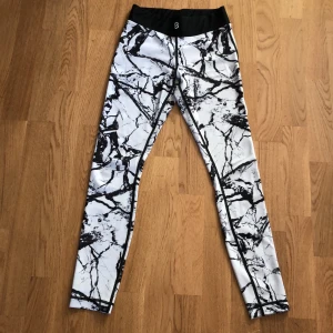 Stronger st S - Träningsbyxor från stronger köpta här på Plick, har inte använt dom men föra ägare har använt dom ett fåtalgånger är i bra skick. Köpare står för frakt