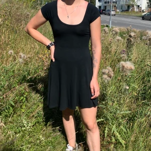 Klänning Brandy Melville  - Svart stretchig klänning från Brandy Melville. One size, passar nog XS-M. Frakt tillkommer eller möts upp i Stockholm!