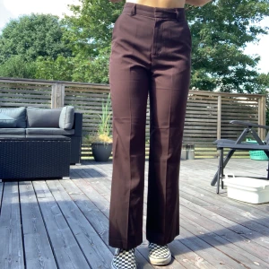 Kostymbyxor från carin wester - Sååå fina kostymbyxor från carin wester i en brun/röd färg! Älskar verkligen dessa, men de har bara kommit till användning 2 gånger då de är för korta för mig i benen:(((( (jag är 170cm)