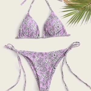 Bikini från Shein, aldrig använd! - Storlek M, den är precis som på bilden, jag kan skicka bilder på min andra då jag absolut inte kommer använda denna! Råkade beställa två därför jag säljer den ena. Skickar gärna bilder Frakt tillkommer🥰