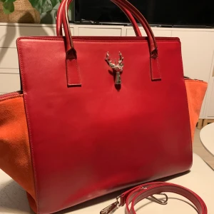 Savas Milano Anna Karin väskor - Hela nya!! Original pris är over 10000 kr. Leather , made in Italy . Brand: savas Milano. Size 40*35*15cm, handle 13cm strap: 42 cm