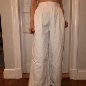 Vida byxor  - Minns inte vart dem är ifrån men min mamma köpte dem för 1500 kr. Dem är i tjockt material och endast använda 1 gång. Jag säljer för 400 inklusive frakt. 