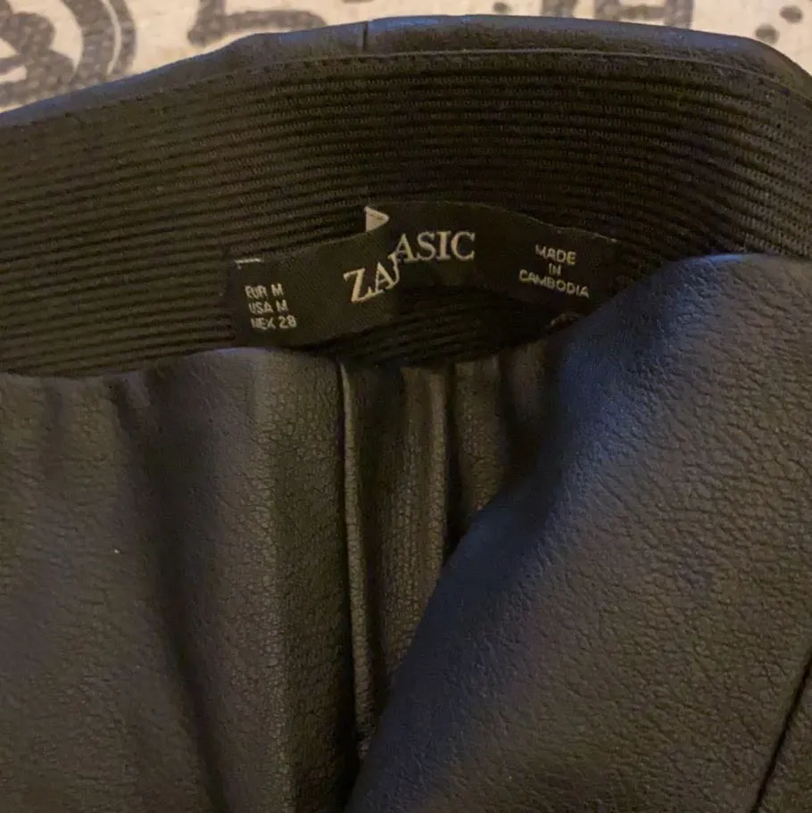 Fina skinnbyxor från Zara!! Står storlek M men passar mig som är XS och 170 lång💗 skriv privat för mer bilder 💗. Jeans & Byxor.