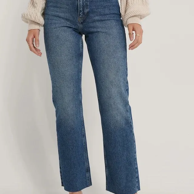 Säljer dessa jeans i färgen mid blue från nakd. Aldrig använda (prislappen sitter kvar). Modellen heter Organic Straight High Waist Raw Hem Jeans i storlek 34. Köparen står för frakten.. Jeans & Byxor.