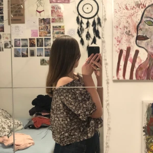 blommig sommartröja - söt & avslappnande sommartröja från monki💕 det är offshoulder och sytt på ett sätt så att den är väldigt väldigt luftig, stora ärmar. passar nog bäst M-L