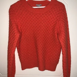 Stickad tröja från H&M! - Corallröd superfin stickad tröja från H&M! Färgen gör sig inte till rätta på bilden, i verkligeheten är den ljusare med coralltoner i sig💕