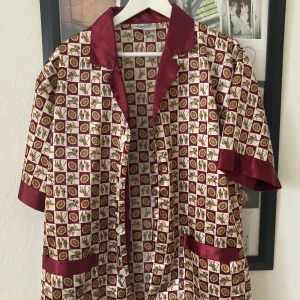 COOL VINTAGE-skjorta  - Snygg skjorta med coolt häst-polomönster 🐎 Storlek L 🕺🏼 150 kr plus frakt 📦 mkt skönt material ✨ 