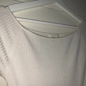 Super söt vit ofshoulder/topp! - En ribbad vit topp som både funkar som ofshoulder och vanligt!💕