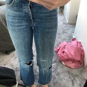 Jeans - Slitna jeans från Gina tricot. Har gjort om dom själv. I storlek 34. Bra skick. Köparen står för frakt. Står ej för postnords slarv 🤎