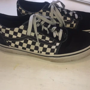 Vans - Rutiga vans skor, de är knappt använda. Jag köpte dem här på plick men de var för stora. Frakt tillkommer. Hör av dig för fler bilder:)