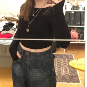 träningströja - långärmad träningströja med öppen rygg🖤 gör det lilla extra om man kanske vill bli av med värmen under fysisk aktivitet & samtidigt visa upp sig en smula diskret☺️ mycket stretch och insydda hål där man kan ha i tummarna 