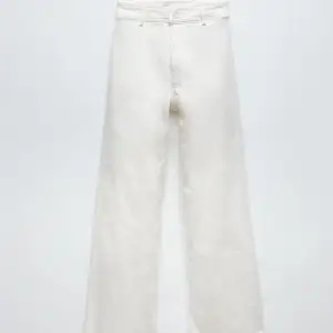 Säljer dessa supersnygga vita jeans från zara. Sitter perfekt men tyvärr blivit för små för mig.  Köpte dessa för 400 kr och pris kan disskuteras men runt 150-200kr 
