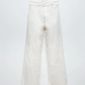 Vita cropped jeans från zara  - Säljer dessa supersnygga vita jeans från zara. Sitter perfekt men tyvärr blivit för små för mig.  Köpte dessa för 400 kr och pris kan disskuteras men runt 150-200kr 