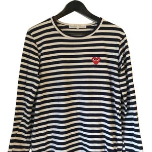 Comme Des Garçon PLAY randig red heart  - Comme Des Garçon PLAY red heart randig tröja i storlek M, lappen är urtvättad men annars i bra skick. Köpes i en second hand butik i Japan 2018. 