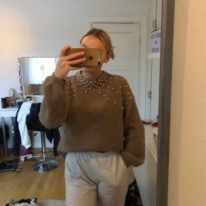 Tröja  - En jättefin och mysig tröja från vero Moda med pärlor. 