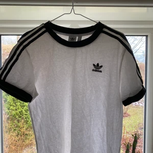 Adidas T-shirt vit - Storlek:34 dam frakt ingår ej i priset! Köpt för 299kr säljer för 49kr