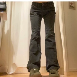 Svart/gråa jeans - Säljer dessa assnygga jeans köpta här på Plick då de tyvärr var för små. (Lånade bilder)