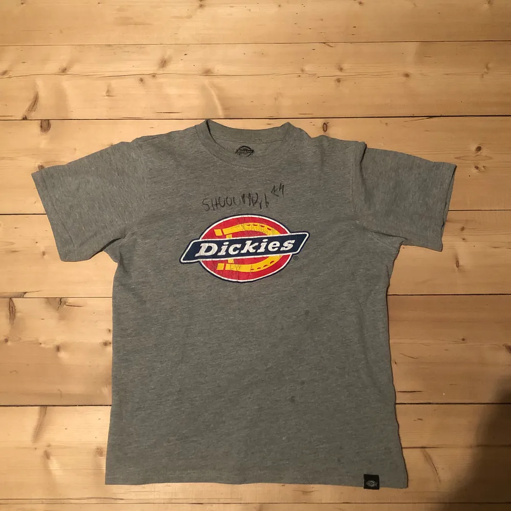 Dickies T-shirt signerad av Anis Don Demina, lite cracks på Dickies märket men annars bra skick.. T-shirts.