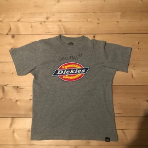 Dickies T-shirt signerad av Anis Don Demina  - Dickies T-shirt signerad av Anis Don Demina, lite cracks på Dickies märket men annars bra skick.