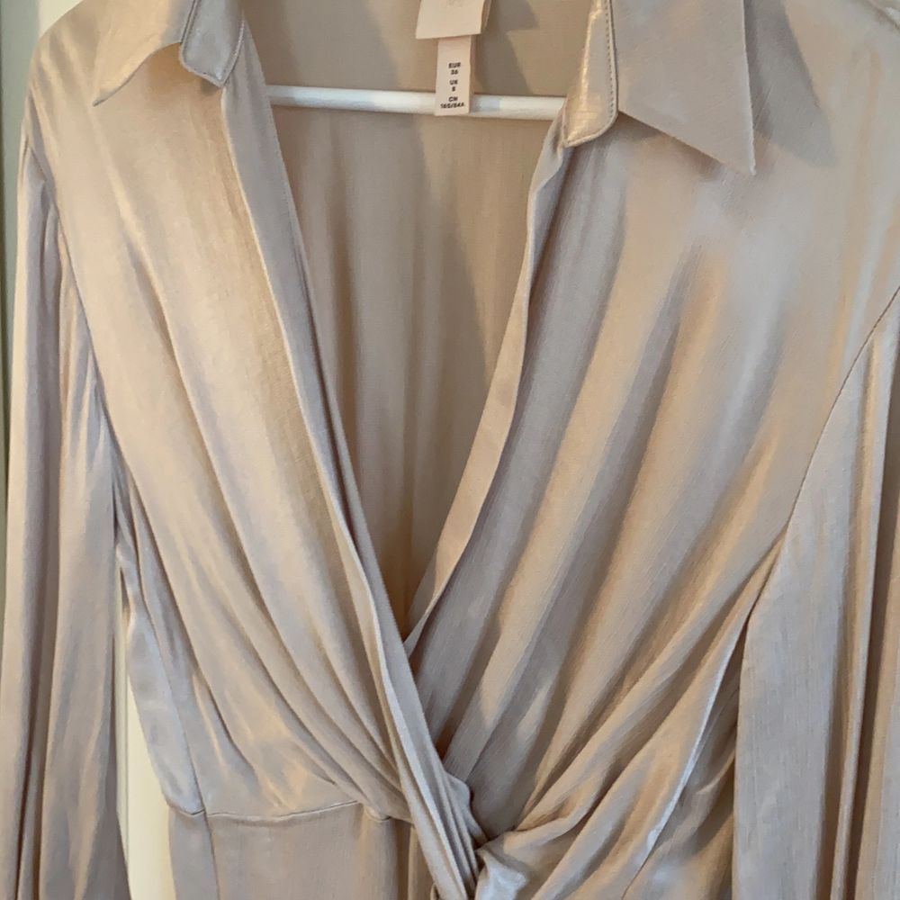 Puderrosa/ beige klänning med rynk och krage från H&M trend i strl 36. Aldrig använd.. Klänningar.