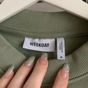 Sweatshirt från weekday - Säljer en supersnygg oversized sweatshirt från weekday i strl M då den aldrig kommer till användning, 100 + frakt💕