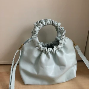 Väska - Mintgrön/ljusblå väska, aldrig använd! Går att ha cross body bara på en axel eller att hålla i handen både utan och med band💓