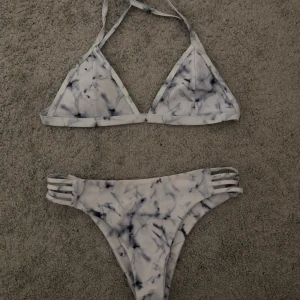 Bikini  - Säljer denna superfina bikini som är köpt på shein! Väldigt bra material & ursnyggt med ett kryss på ryggen!💓😍 Storlek S i både toppen & trosorna! 