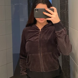 Svart hoodie - Säljer min gamla hoodie som nt kommer till någon användning. Jag tror materialet är sammet. Frakt ingår ej❤️