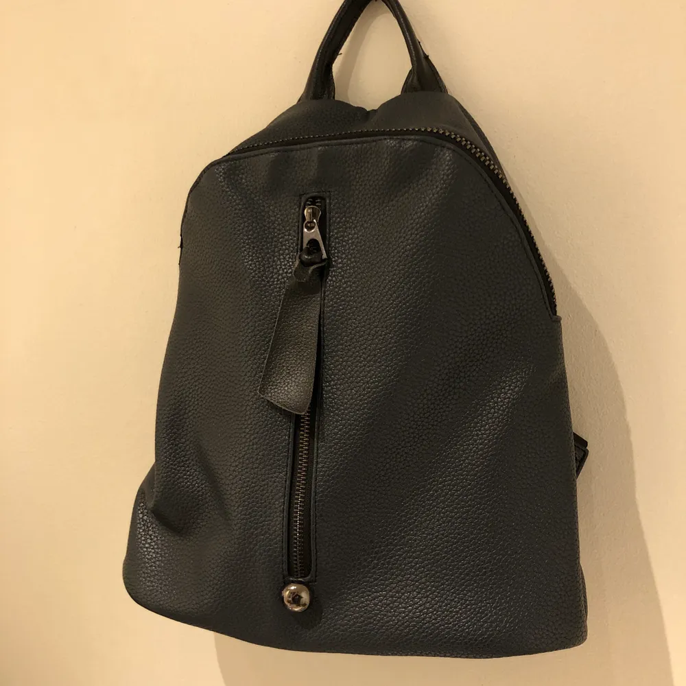 Dark blue rucksack in faux leather.  In good condition, so minor wear and tear.  Pick up available in Kungsholmen. Please check out my other items! :). Väskor.