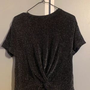 Glittrig topp, från Bikbok storlek S.  - Fin topp i bra skick. Använd en gång, säljs eftersom jag inte finner tillfälle att använda den. 