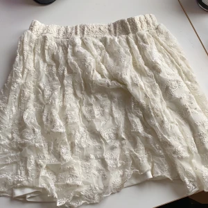 Vit fin kjol BIKBOK - En vit fin kjol med broderad spets från BIKBOK 