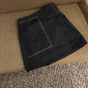 Coskjol i ull  - Mörkblå kjol från cos i ull i storlek 34. Mycket fint skick!