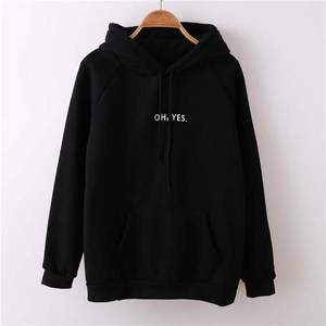 En svart hoodie från shein med trycket 
