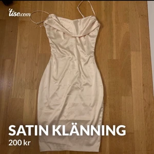 Satin klänning - Super fin figursydd satin klänning från ohpolly, väldigt väldigt fin även oanvänd då den var för liten tyvärr! Storlek XS
