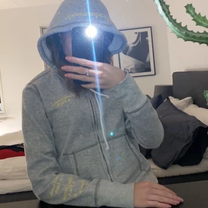 Kofta - Väldigt fin och skön kofta från abicrombie & Fitch med gul text vid bröst luva och arm 💛