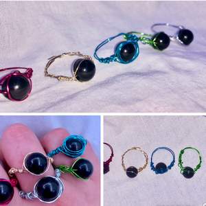 Nytillverkade ringar som är gjorda med mycket kärlek🥰 Köparen för välja färg på pärla och tråd! Priset är samma för alla storlekar. Köparen står för frakten. Priset kan diskuteras :)