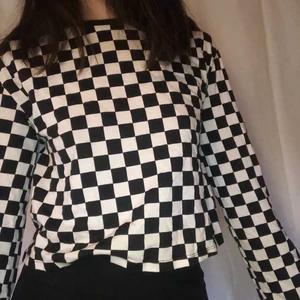 Checkered croptop - Checkered croptop. Snygg som den är eller under en t-shirt. Bra skick. Säljer pga för lite användning av den. Vill bara få den såld, pruta om ni vill hahah. Jag är 160 och vanligtvis xxs/xs