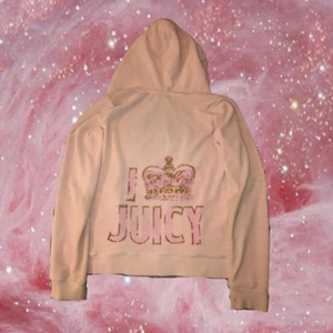 Juicy Couture  - En snygg juicy couture i en gris rosa färg😍 Har text och krona på ryggen. Dock är deagkedjan trasig och av men det går att stänga ändå! Den är i storlek 12 men jag skulle säga storlek xs/s (liten s). Kan mötas upp i sthlm och kan frakta men köpare står för frakten. 💖