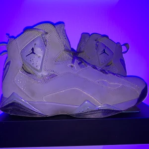 Jordan’s - Skor som jag har knappt använt eftersom jag ångrade köpet. Jag köpte de på footlocker i USA och lämnade boxen där. Vet inte värdet på de men sulan är designad av Travis Scott. De är köpta för 340$ och säljer de för billigt. 