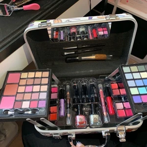 OANVÄND SMINK LÅDA - säljer min helt oanvända smink låda, allt i den är helt nytt och har aldrig öppnats eller används, det som ingår är: olika typer av smink borstar, 44 olika ögonskuggor, eye pencil både brunt & svart, lip pencil, 3 olika läppstift, nagellack, olika typer av läppstift, 2 läppglans, perfekt för dig som håller på med smink eller vill börja med smink eftersom kitet har allt som man behöver, bra för dig som reser mycket även, priset är förhandlingsbart, finns på gröna linjen, tar emot Swish & kontanter :)