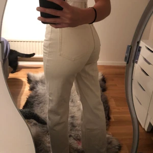 Jeans - Beige/vita jeans från weekday, bra skick⭐️