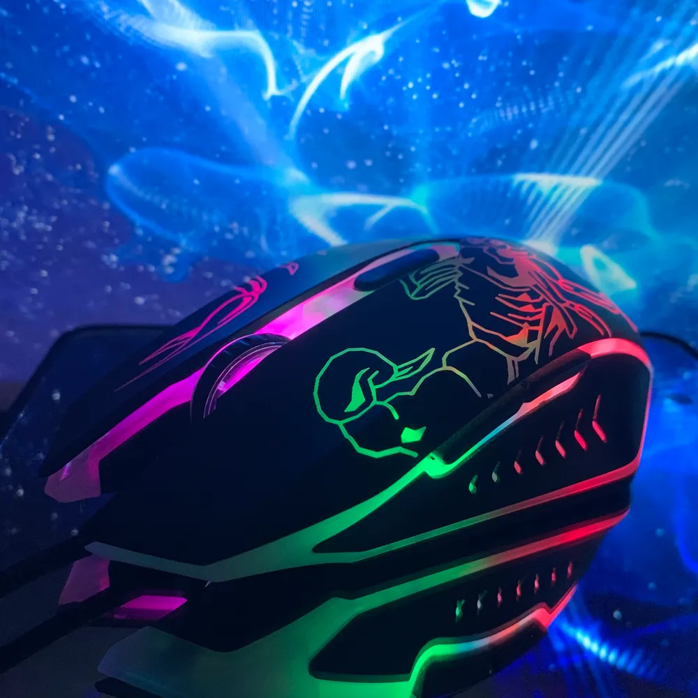 Säljer en ny gaming mus eftersom jag nydligen fick en ny och aldrig riktigt använt denna mus, RGB lightning, finns på gröna linjen, tar emot Swish & kontanter :). Övrigt.