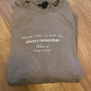 Sweatshirt XS-M 100kr - Säljer min fina sweatshirt då den aldrig kommer till användning. Den är i storlek M men passar även till en xs-s då den är lite mindre i storleken. Använd ca 5 gånger så i fint skick! Vid intresse kan jag skicka fler bilder💕