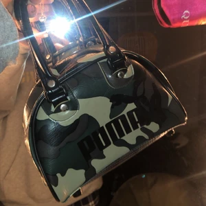 Vintage puma väska - Super snygg unik vintage puma väska som jag har ärvt. Den är i perfekt skick och knappt använd. Priset är diskuterbart 🥰