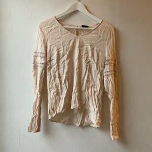 Ljusrosa blus - En fin blus från vila. Ordinarepris 79kr säljes för 20kr+ frakt. Storlek L