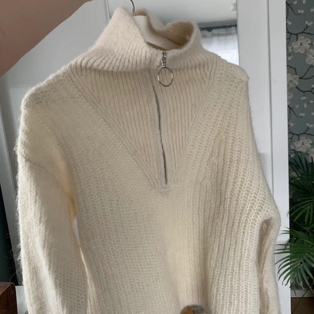 Jättefin benvit alpacka tröja från h&m quality! Blir inte nopprig och är jättefin i kvaliteten. Nypris: 800kr. Storleken är 34/xs men sitter oversize på mig som har 38/40. Stickat.