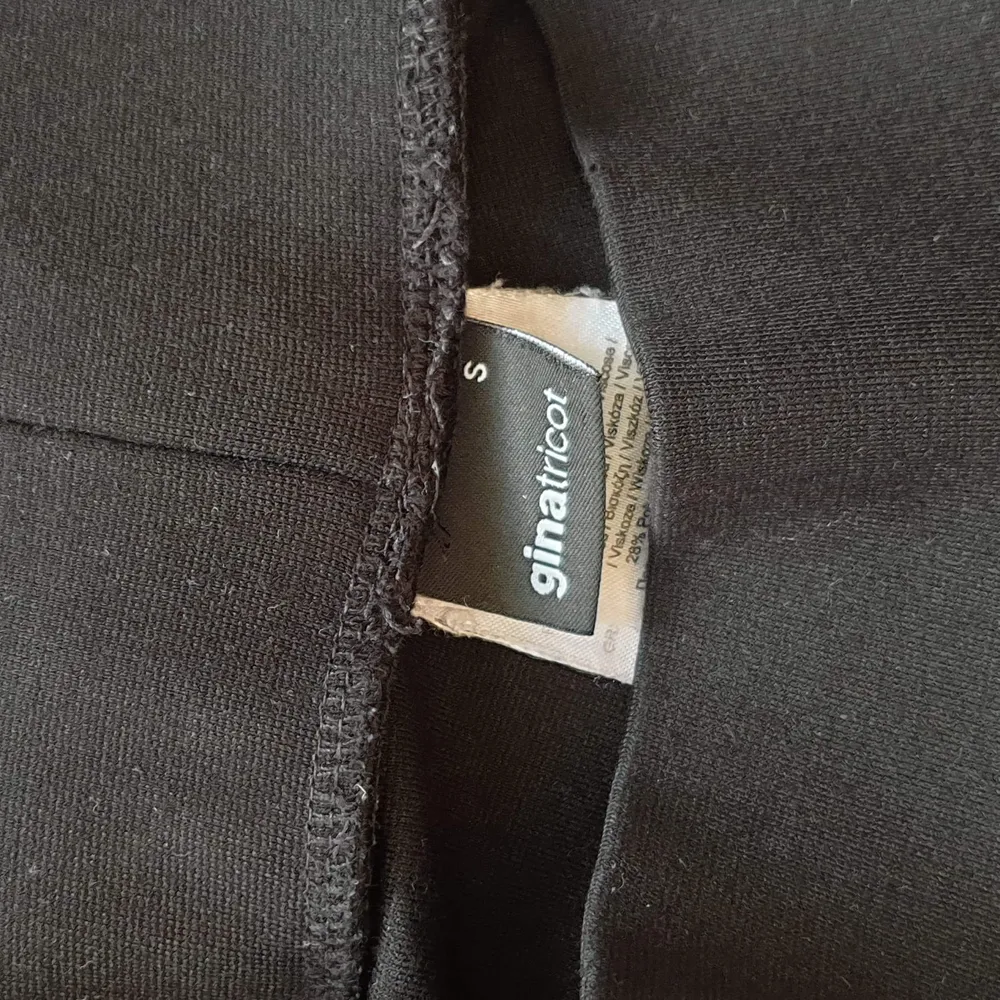 Sköna svarta leggings från Gina i strl S. Säljer då dem inte längre används, i bra skick. Säljer för 60 kr, köpare står för frakt. ❤️ . Jeans & Byxor.