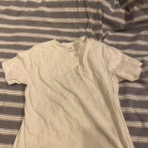 Basic vit T-shirt  - Basic vit T-shirt från zara i bra skick, storlek 10 (140cm). Pris och frakt kan diskuteras vid köp av andra plagg från min sida 💗🦋